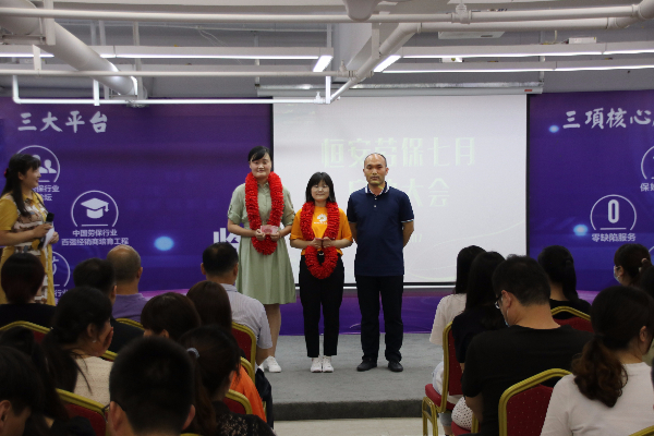 采購冠軍合影.jpg 采購冠軍合影.jpg