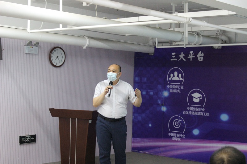 總經(jīng)理做工作匯報(bào).jpg 總經(jīng)理做工作匯報(bào).jpg